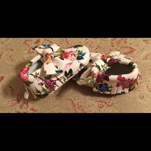 Shoes - FLORAL BABY SHOES with Bow Moccasin Style Size 3 Shoes - FLORAL BABY SHOES with Bow Moccasin Style Size 3